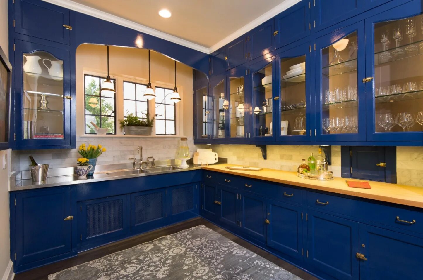 Синяя кухня. Синяя кухня Леруа. Кухня синяя матовая. Кухня в темно синем цвете. Желто синяя кухня.