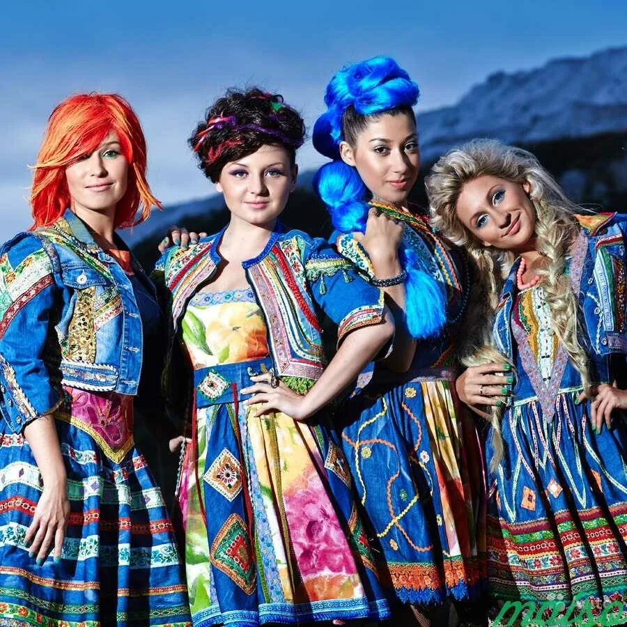 Этно группа русское поле. Стилизованный костюм. Стилизованные народные костюмы. Стилизованные русские костюмы.