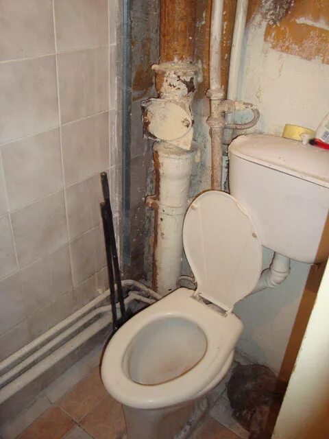 туалеты средневековья в европе. старый туалет в квартире. старая ванная комната. заброшенная ванная комната. старый туалет в квартире.