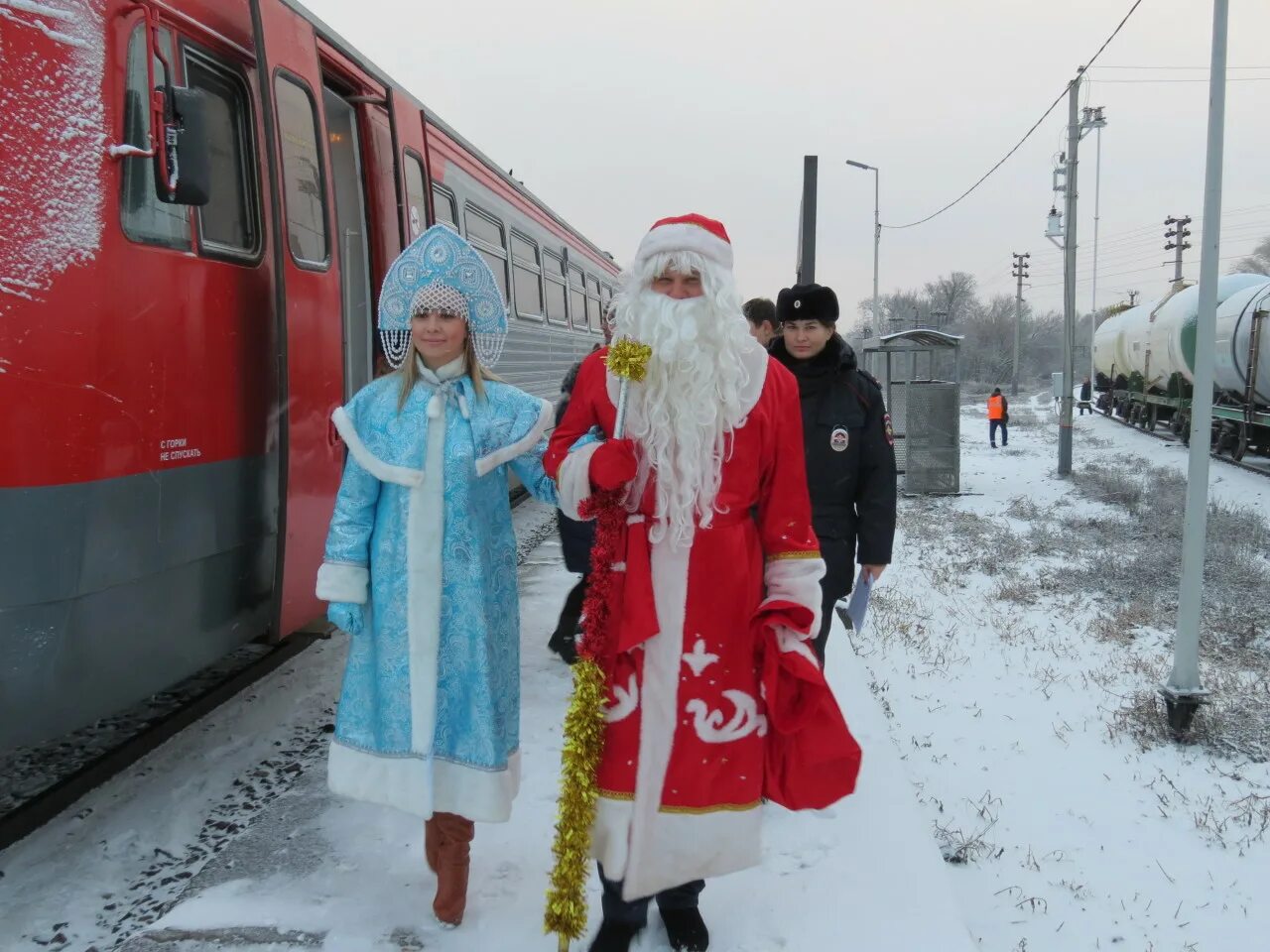 Дед мороз остановка. Поезд Деда Мороза. Дед Мороз Снегурочка поезд. Дед Мороз в электричке. Вокзал новый год.