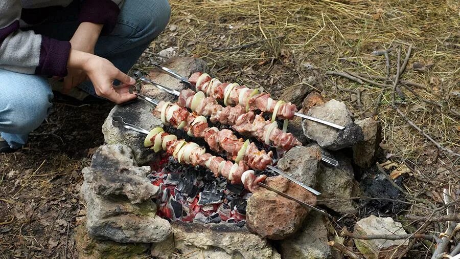 Можно ли шашлык в лесу. Шашлыки на природе. Пикник шашлык на природе. Шашлык на камнях. Шашлык на природе на кирпичах.