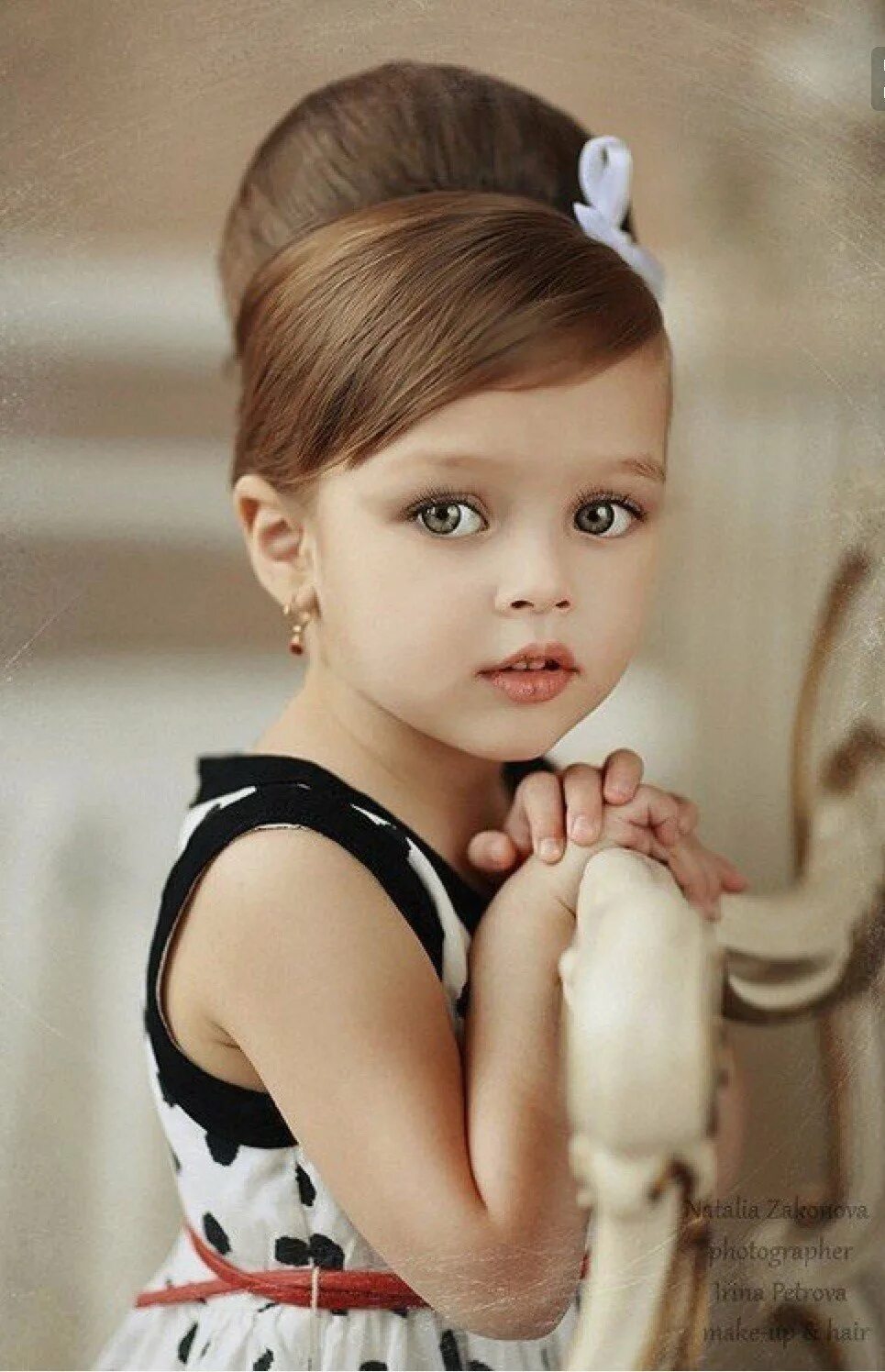 Ребенок девочка. Маленькая девочка красит ногти. Красивые малкнькиеднвочки. Гламурная фотосессия для детей. Подарок девочке на 8 лет.