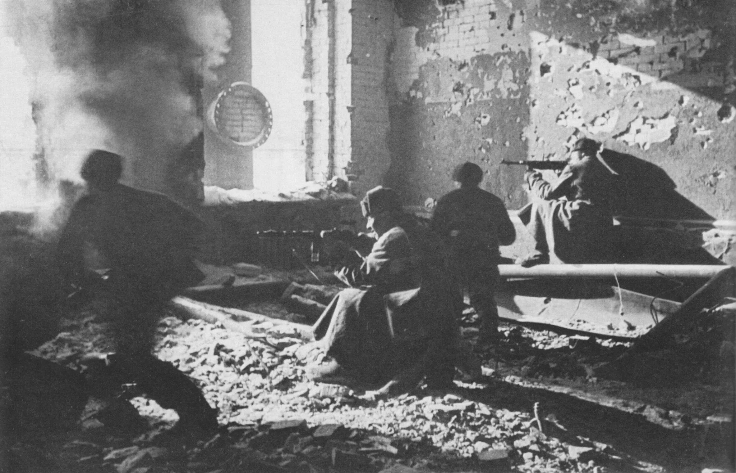 Защитники города сталинграда. Сталинградская битва в районе завода красный октябрь. Защита Сталинграда в 1942 году. Октябрь 1942 года Сталинградская битва.