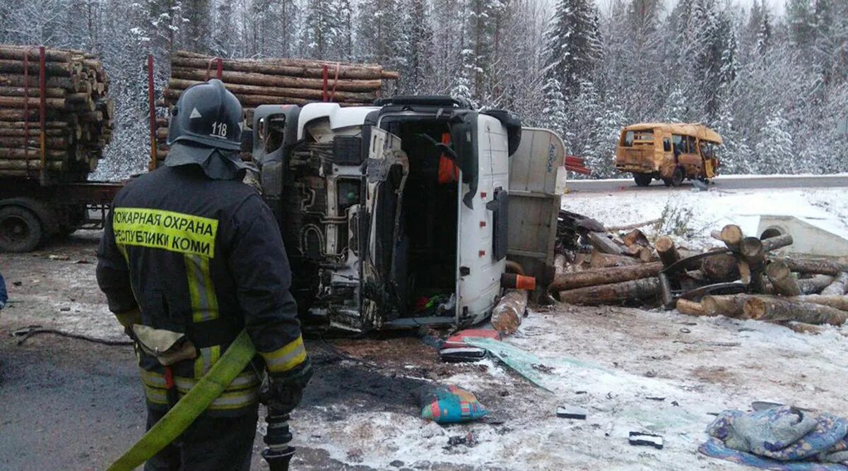 Дтп республика коми. Дтп республика коми. Трасса ухта усинск. Дтп республика коми. Машина опрокинулась в кювет.