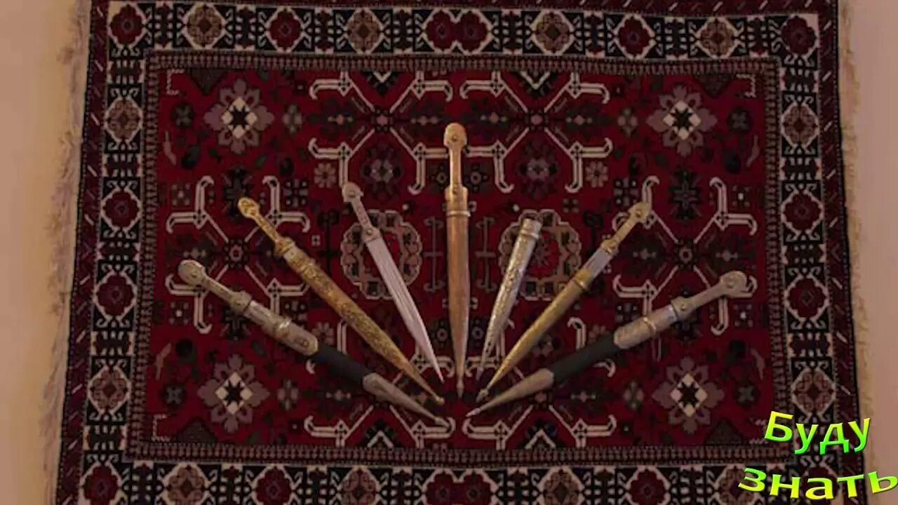 На стене висит ковер прямое или. Ковер на стене. кинжал на стене. сабли на ковре. кинжал ковер.