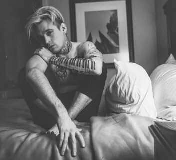 General photo of Aaron Carter. 