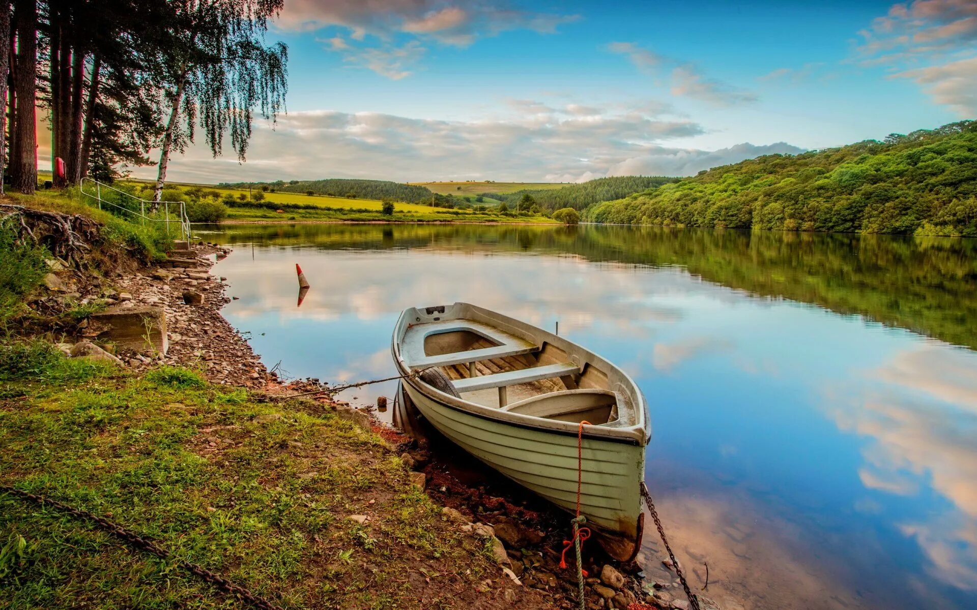 Речные лодки "River Boats". Берег реки. Речной пейзаж. Лодка на реке пейзаж.