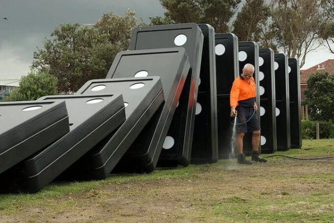 Big thumb can. Гигантские вещи. Креативные инсталляции. Big object. Big orange chicken png.