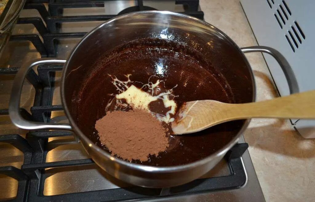 Шоколад в домашних условиях из какао порошка. Приготовление шоколада. Приготовление домашнего шоколада. Домашний шоколад. Домашний шоколад из какао порошка.