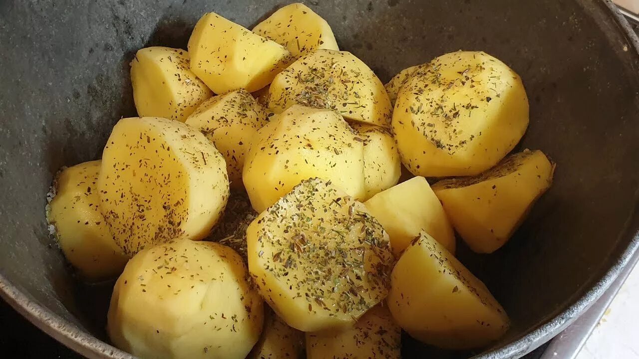Приготовление картошки в казане. Картошка в казане. Чугунок с картошкой. Картофель с курдючным салом. Жареная картошка в казане.