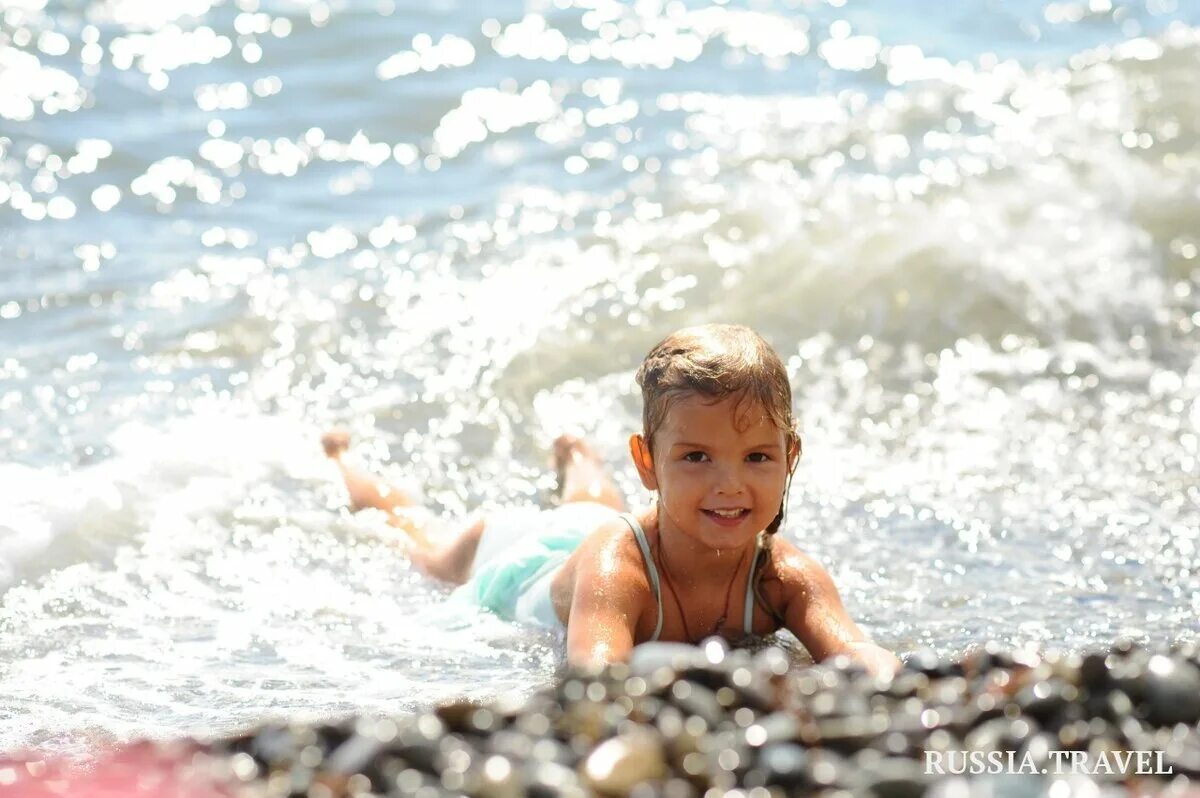 Дети моря 5 часть. Дети на море. Красивые дети на море. Лето дети море. Девочка маленькая купается на море.