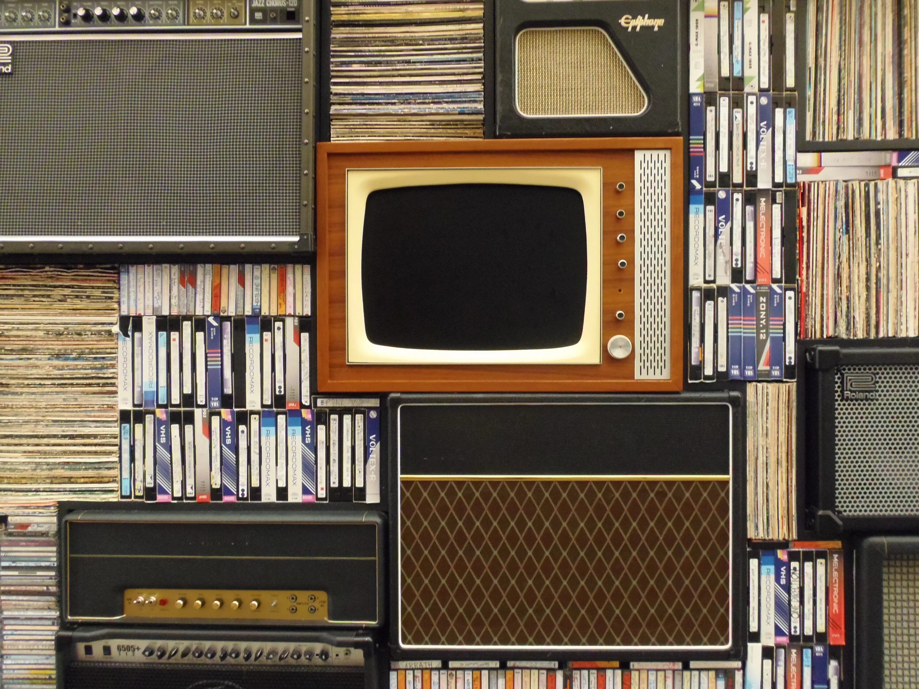 Книги телевизионное. Старый телевизор. Телевизор с кассетой. Ретро телевизор в интерьере. Старый телевизор и кассеты.