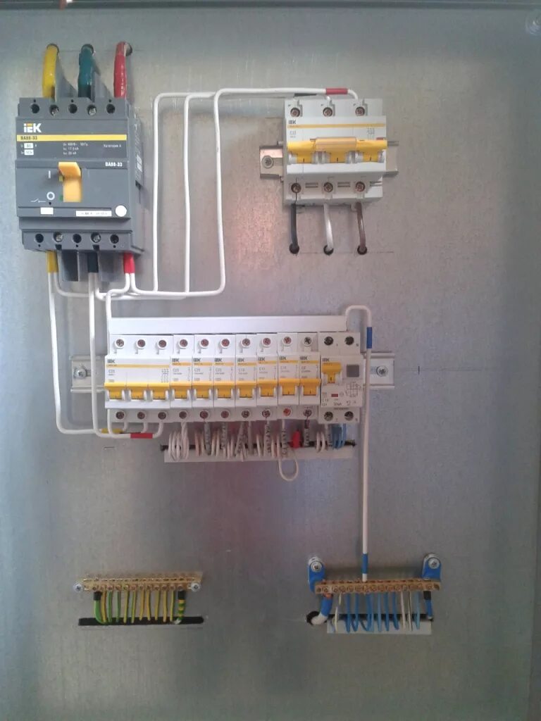 Монтаж автоматических выключателей. Сборка автоматических выключателей. Крепление для автоматического выключателя. Автомат электрический. Крепление автоматического выключателя