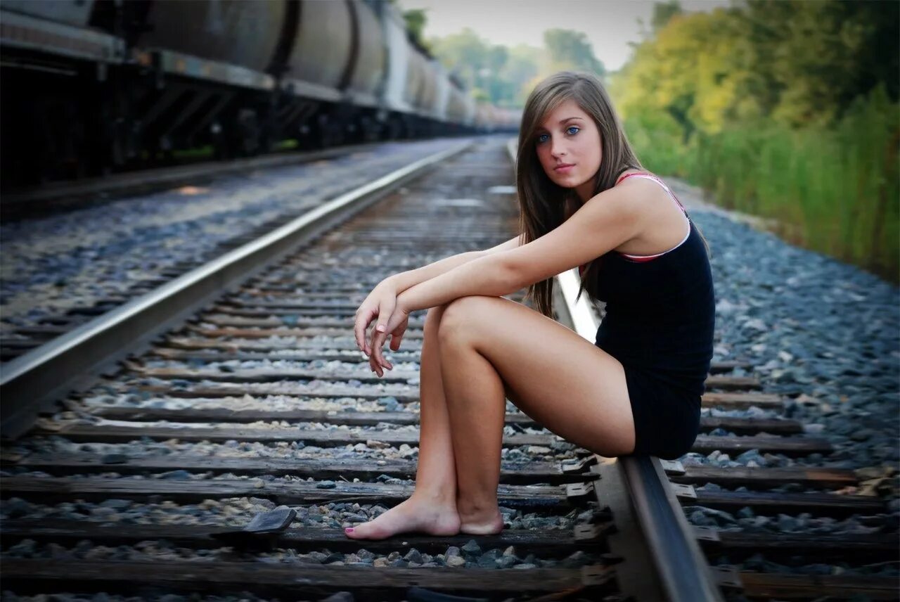Женщины на железной дороге. Девушка на железной дороге. Женщина на рельсах. Девочка на рельсах. Фотосессия на рельсах.
