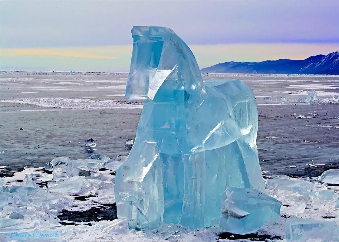 антарктида без снега. ледяной пейзаж. коржонов байкал. фестиваль ледяных скульптур. зимний байкал.