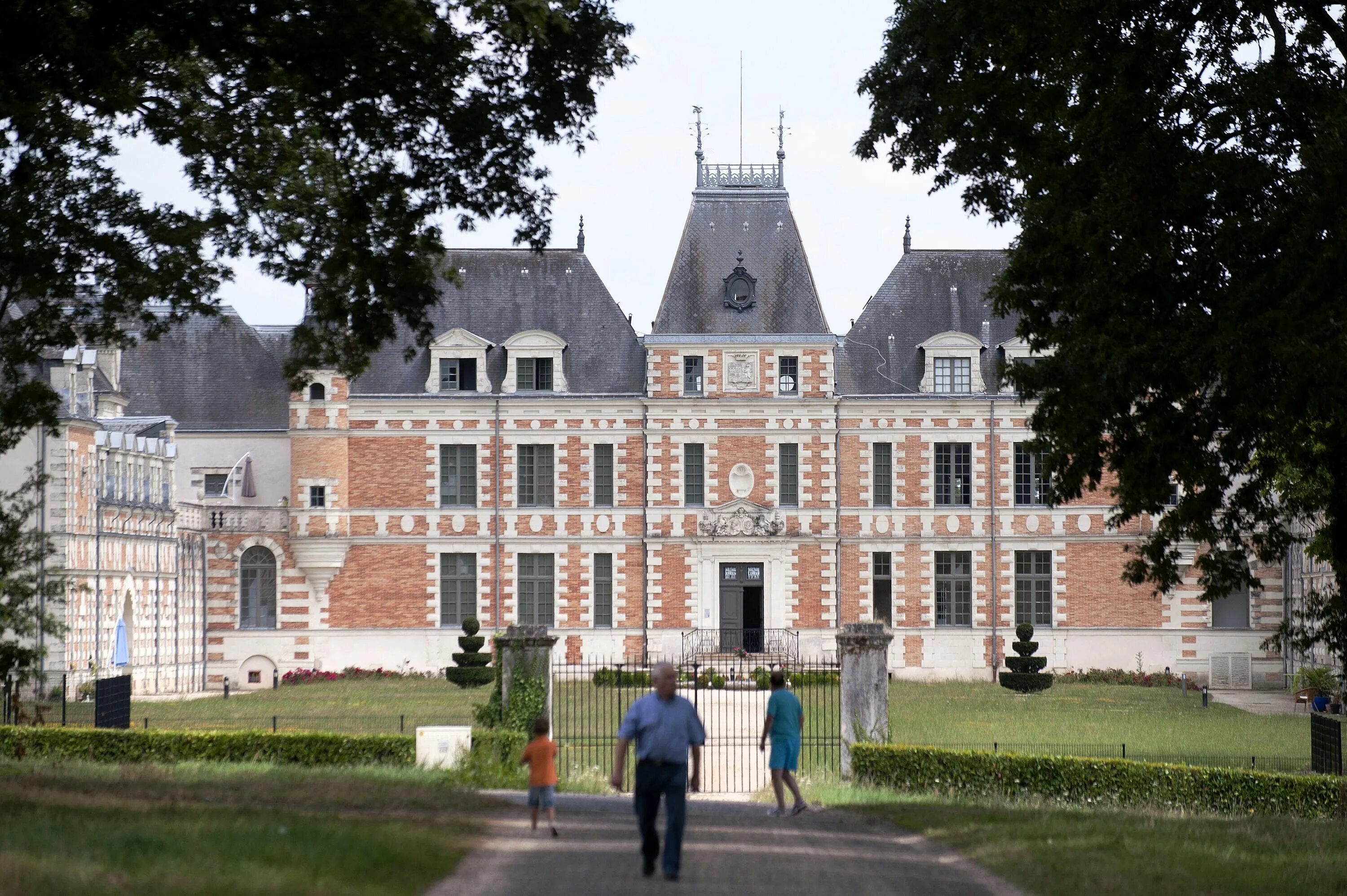 Pays de Loire Louis de Funès revient en son château du Cellier. après sa dispa