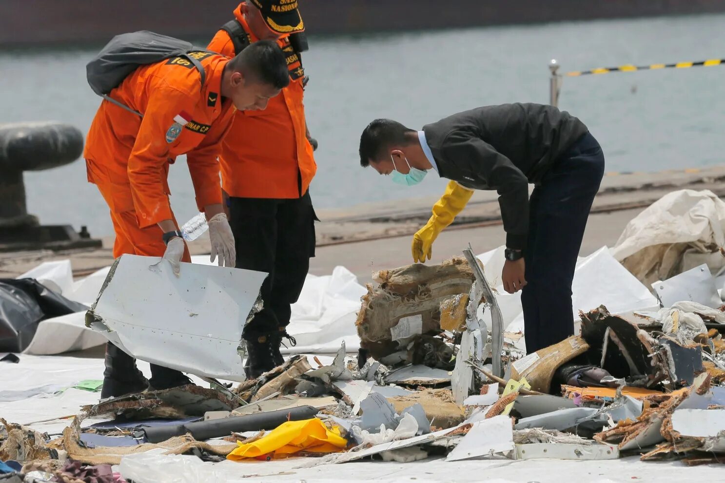 Спасатели достают людей из самолета. Чёрный ящик в самолёте. Lion Air 610.