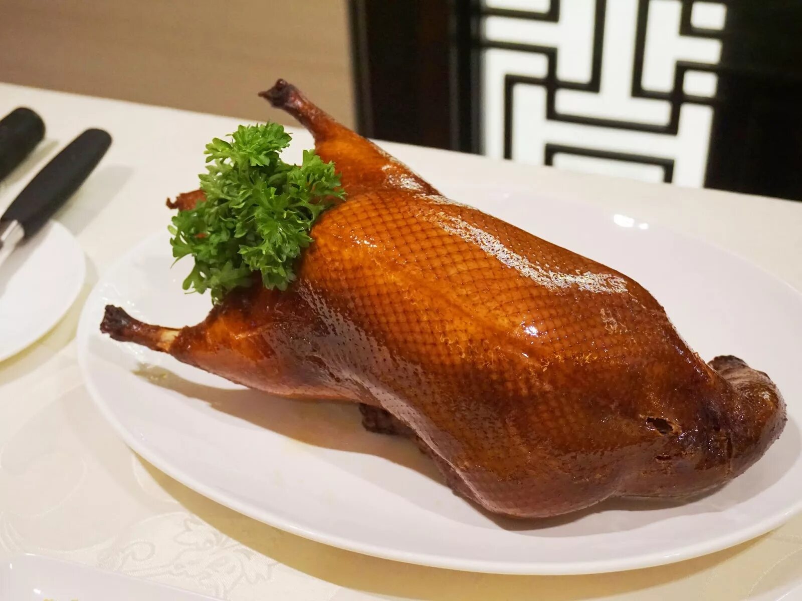 J peking duck. Peking Duck – «утка по-пекински». Пекинская утка какиелчт. Пекинская утка блюофото. Пекинская утка ytka Club.