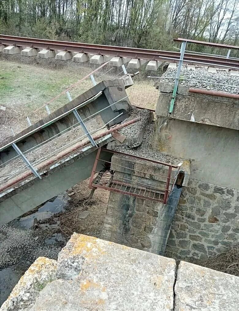 Диверсия на ЖД мосту в Курской области. Курская область подрыв моста. В Курской области обрушился Железнодорожный мост. ЖД мост Курская область.