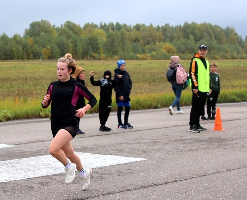Бег с дыханием 2 2. Бег. Студент бежит. Женщины бегут кросс фото. Ярославль, студенты бегают.