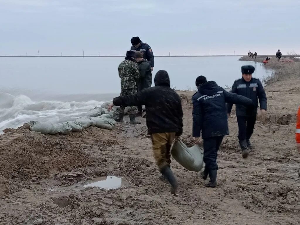 Наводнение в казахстане уральск. Наводнение. Наводнение ЗКО. Противопаводковые мероприятия. Спасение при наводнении.