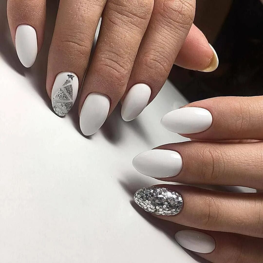 Новогодний маникюр с блестками. Идеи новогоднего маникюра 2024 на миндальную форму. Ногти на новый год на острую форму. Новогодний маникюр на миндальные ногти. Маникюр на новый год миндаль.