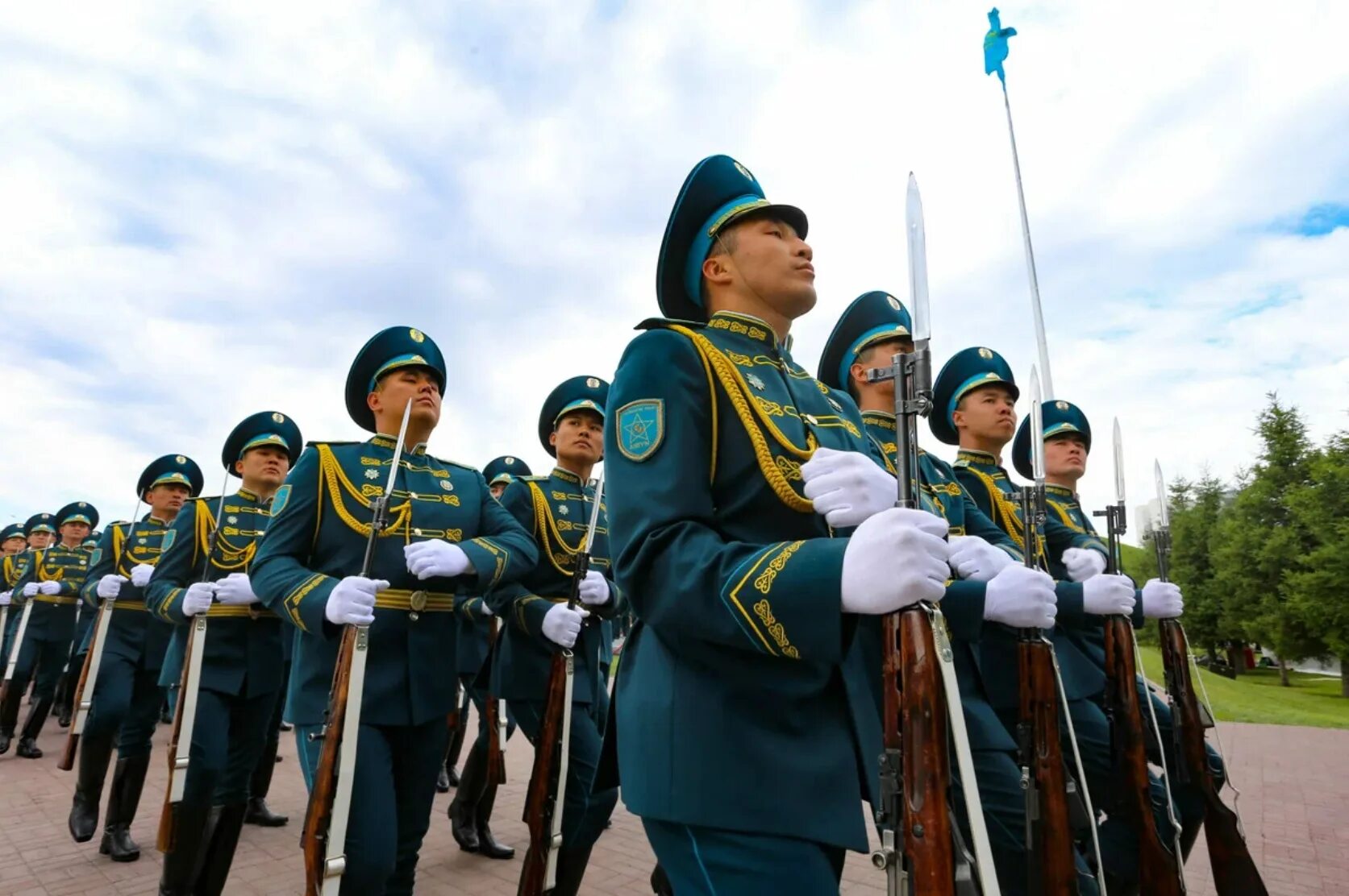 9 мая в казахстане. Военные Казахстана. Солдаты Казахстана. Парад в Казахстане. Парад Победы.