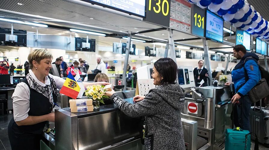 Служба аэропорта домодедово телефон. Аэропорт Домодедово кассы. Касса в аэропорту. Стойка регистрации пассажиров. Аэропорт Домодедово авиакасса.