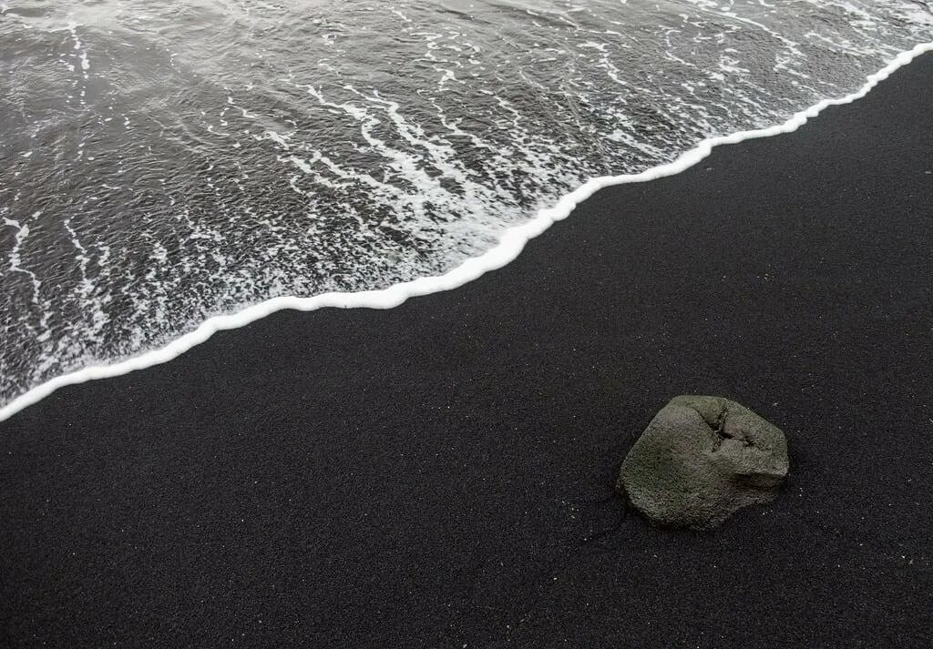 Черные пески зарубино приморский край. Бали черный песок. Черный вулканический песок кабо верде. Есть черный песок. Пляж черный песок поморие.