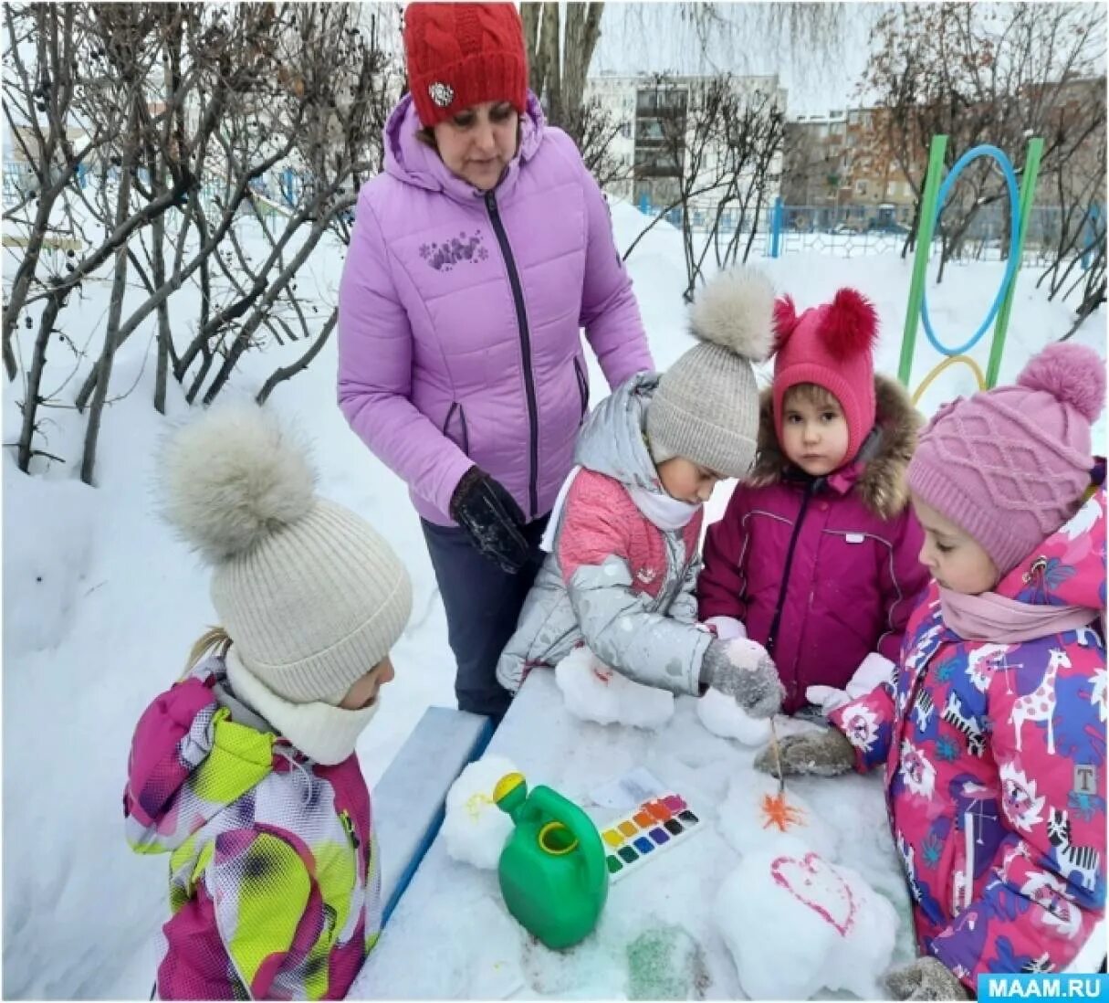 Праздники в детском саду зимой. Прогулка в детском саду зимой. дети на прогулке в детском саду зимой. игрушки в садик для зимних прогулок. фотосессия в детском саду на прогулке зимой.