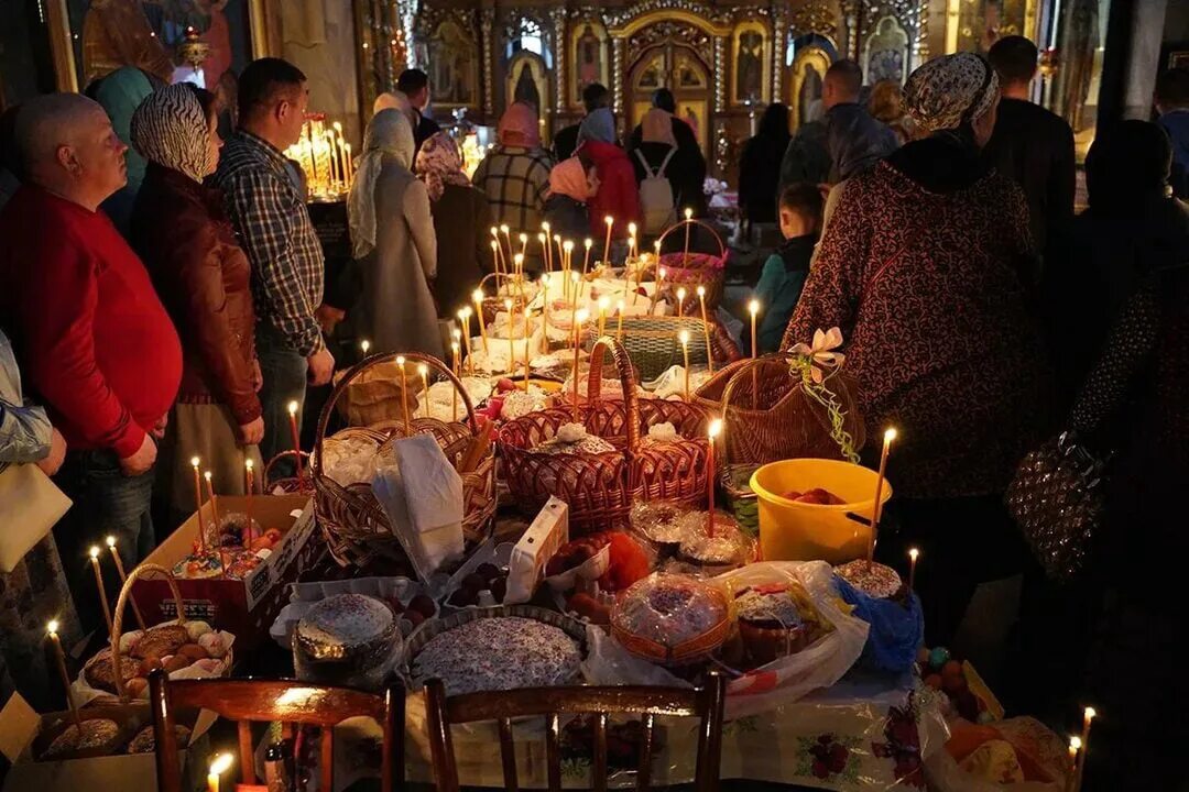 Что можно принести в церковь в пост. Освящение куличей в церкви. Освящение куличей на Пасху. Освещение куличей в церкви. Освещение Пасхи в церкви.