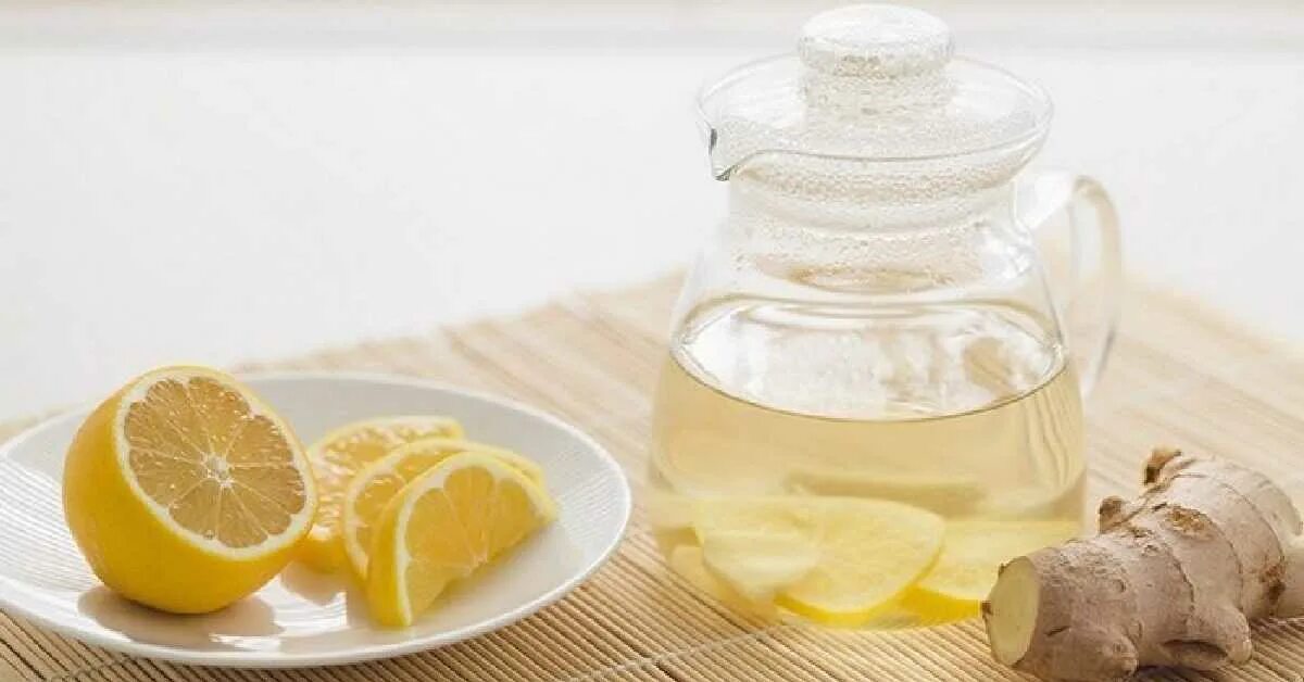 Лимонная вода. Вода с лимоном и имбирем. Лимон с имбирем. Имбирный чай. Вода с лимоном и медом польза