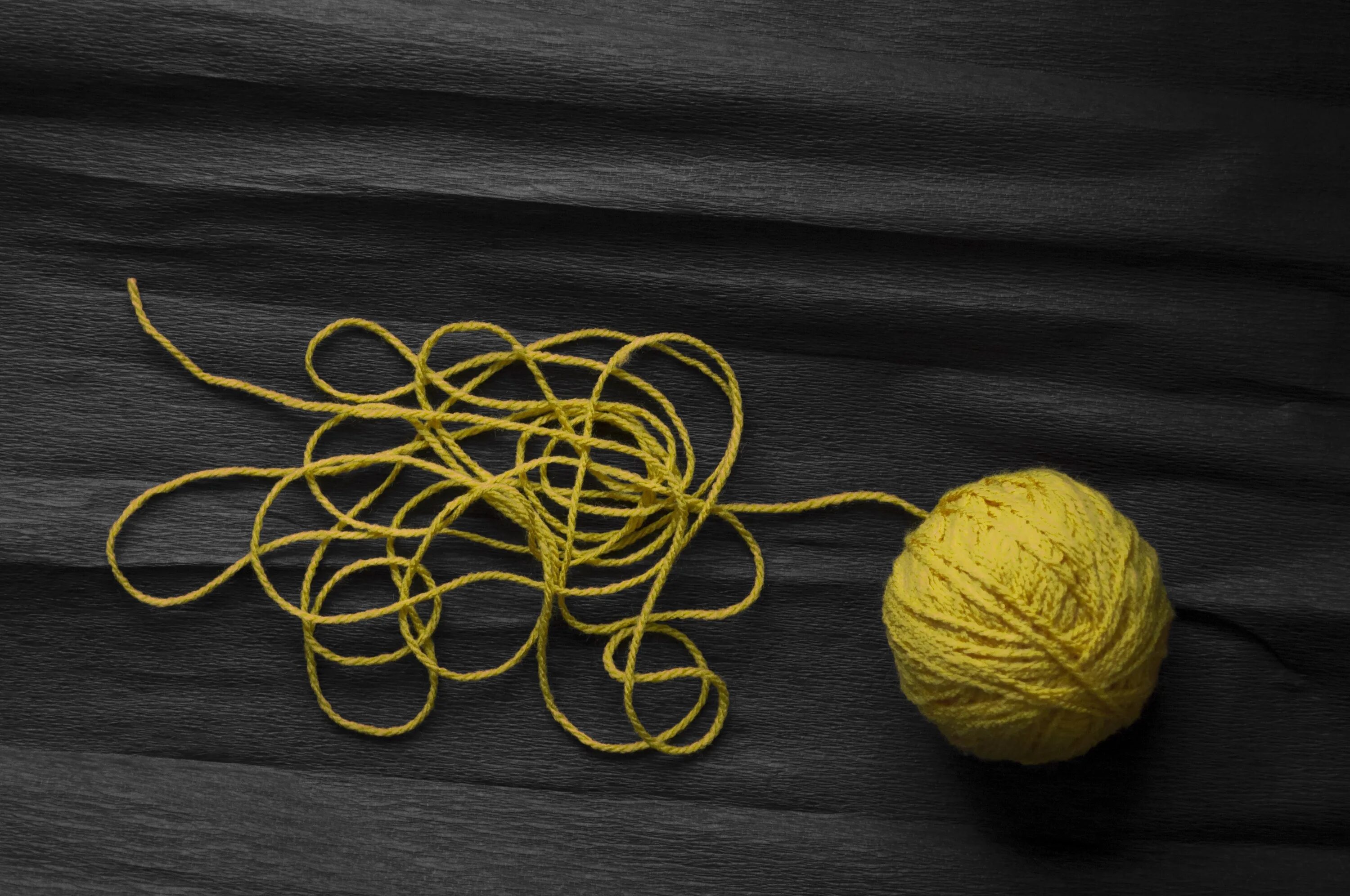 Желтые нитки для вязания. Клубок ниток. Клубок шерстяных ниток. Моток ниток.