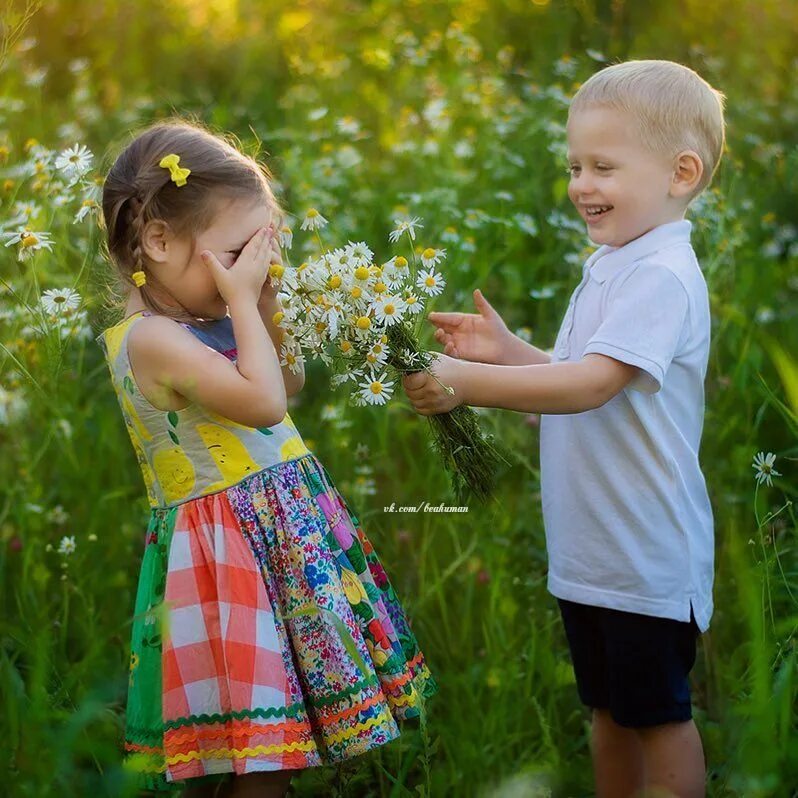 Мальчик дарит девочке цветы. Дети с цветами. Делиться радостью. Друг и в радости друг. Стараются заботиться