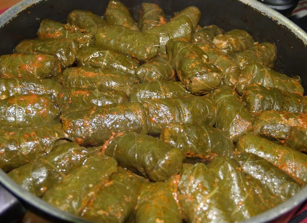 Турецкие закуски. Yaprak sarma - япрак сарма. Сарме турецкое блюдо. Сарме турецкое блюдо. Сарма долма.