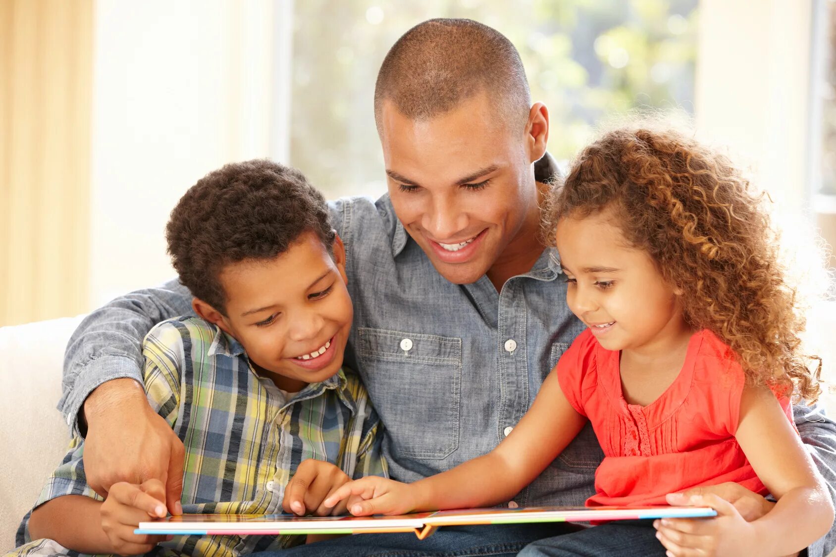 O pai o. Bringing up children. Father and child. A father reading a book to a child. Pais.