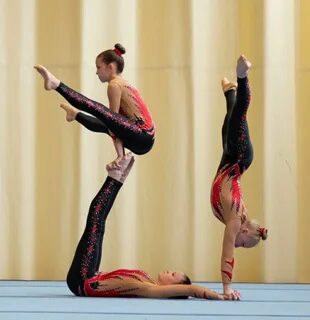 Кеште әйелді үстел астынан жалау (порно)