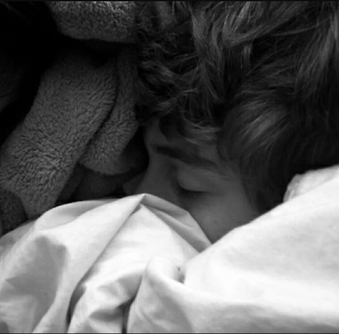 Сон знакомый обнимал. Крепкие объятия. Обнимает в постели. Объятия любимых в постели. Объятия под одеялом.