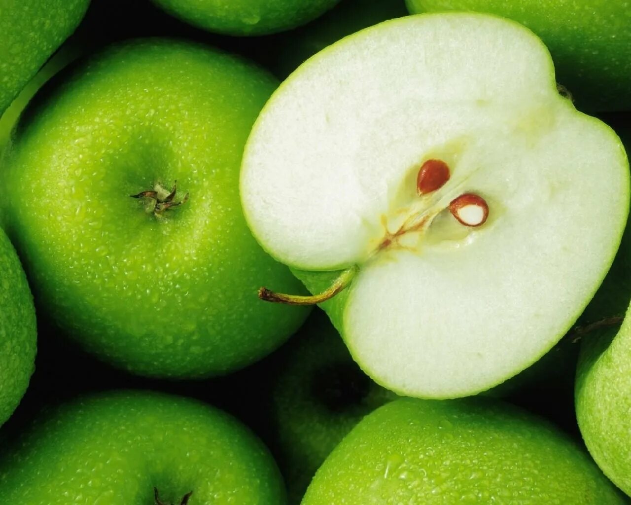 Семена яблока. Яблоки зеленые. Картинки на рабочий стол. Семечко яблока.