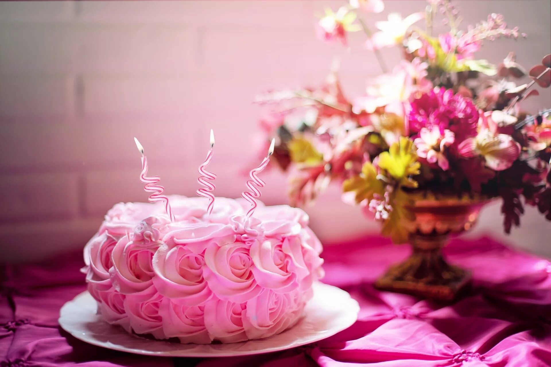Подобранная с днем рождения. Торт с днем рождения!. Красивые торты на день рождения. Открытка с днём рождения торт. Розовый торт.