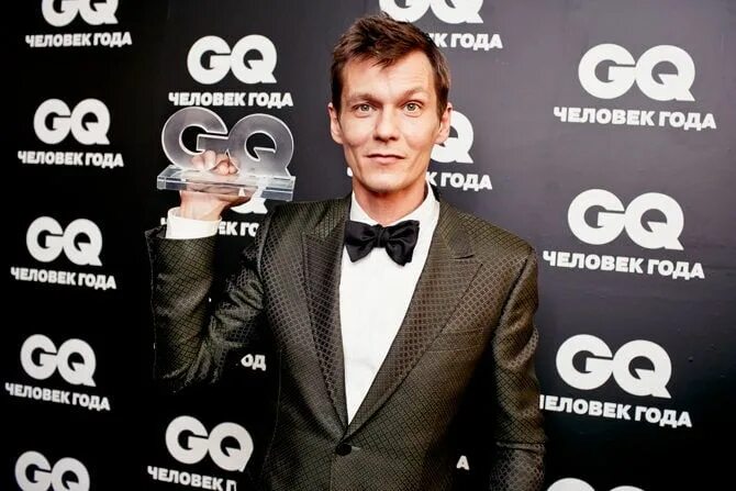 Человек года 2018 россия. Премия gq. Gq человек года. Награда человек года gq. Статуэтка gq человек года.