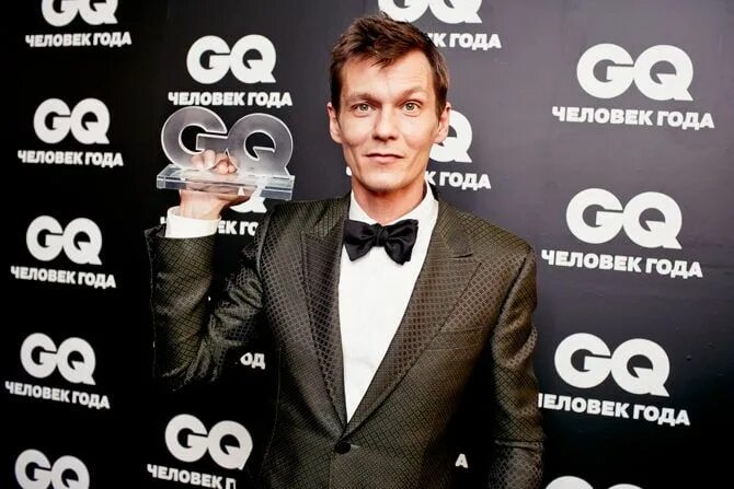 Премия gq. Gq человек года. Награда человек года gq. Статуэтка gq человек года. Человек года 2018 россия