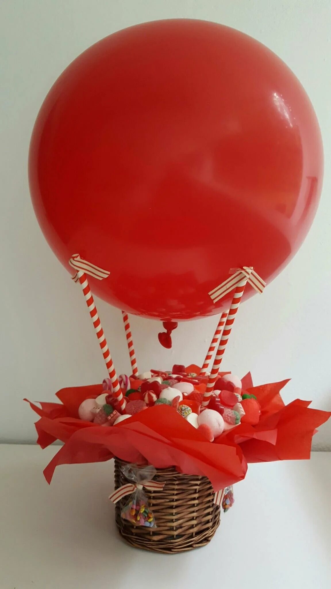 Подарок из конфет воздушный шар. Букет из конфет воздушный шар. Воздушный шар подарок с конфетами. Подарочный воздушный шар с конфетами.
