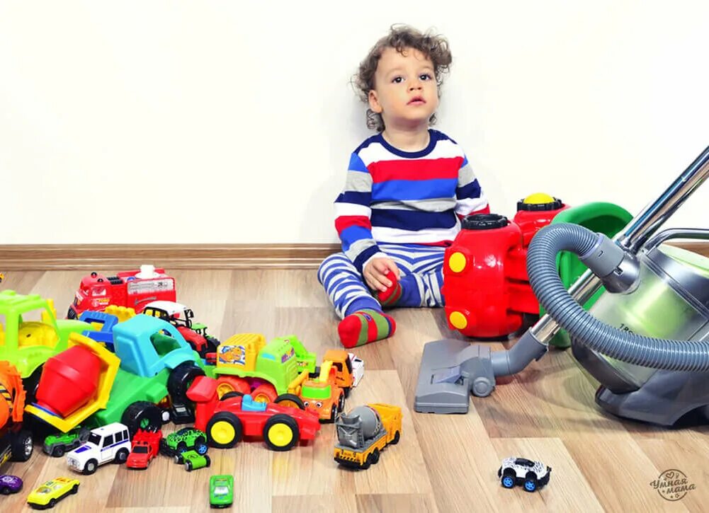 Разбросанные игрушки. Ребенок разбрасывает игрушки. Разбросанные игрушки в детском саду. Много игрушек.