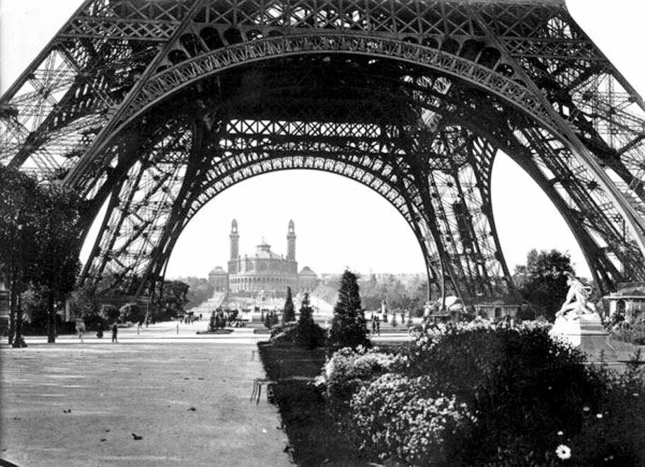 Развитие франции 20 века. Эйфелева башня 1910 год. Париж 20 годы 20 века. Эйфелева башня 1940. Париж 1920.