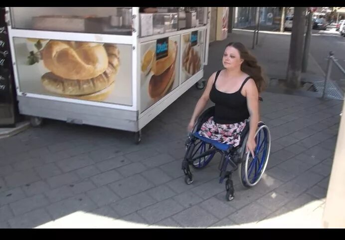 когда безногих бабы по домам несли. когда безногих бабы по домам несли. тележка для безногих. мужчина без ног в инвалидной коляске. когда безногих бабы по домам несли.