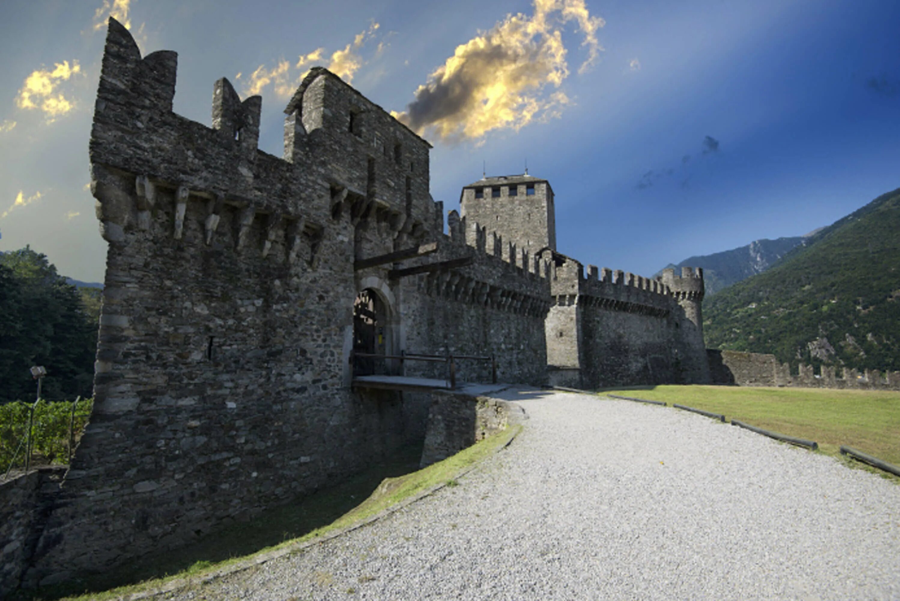 Крепость время работы. Замок Монтебелло Лихтенштейн. Замок Кастельгранде. Замки Беллинцоны в Швейцарии. Швейцария три замка Беллинцоны.