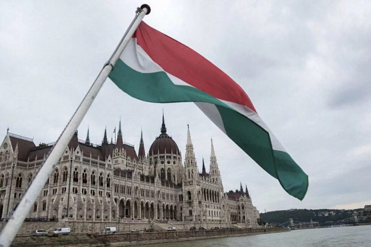 Будапешт флаг Венгрии. Парламент Венгрии и флаг. Флаг Венгрии столица Будапешт. Флаг Угорщини.