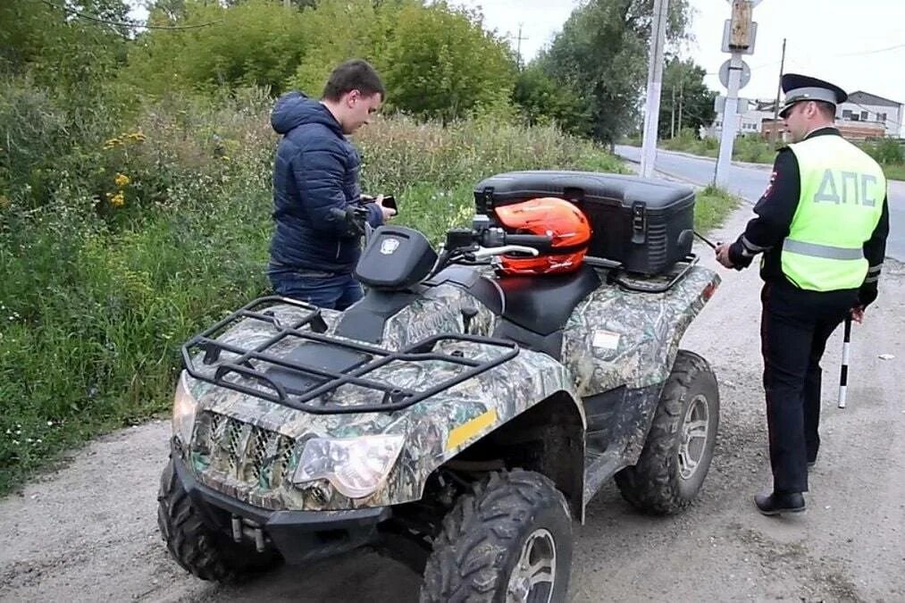 Квадроциклы без прав какие. Квадроцикл ГИБДД. Гостехнадзор квадроцикл. Езда на квадроцикле. На квадроцикле по дорогам.