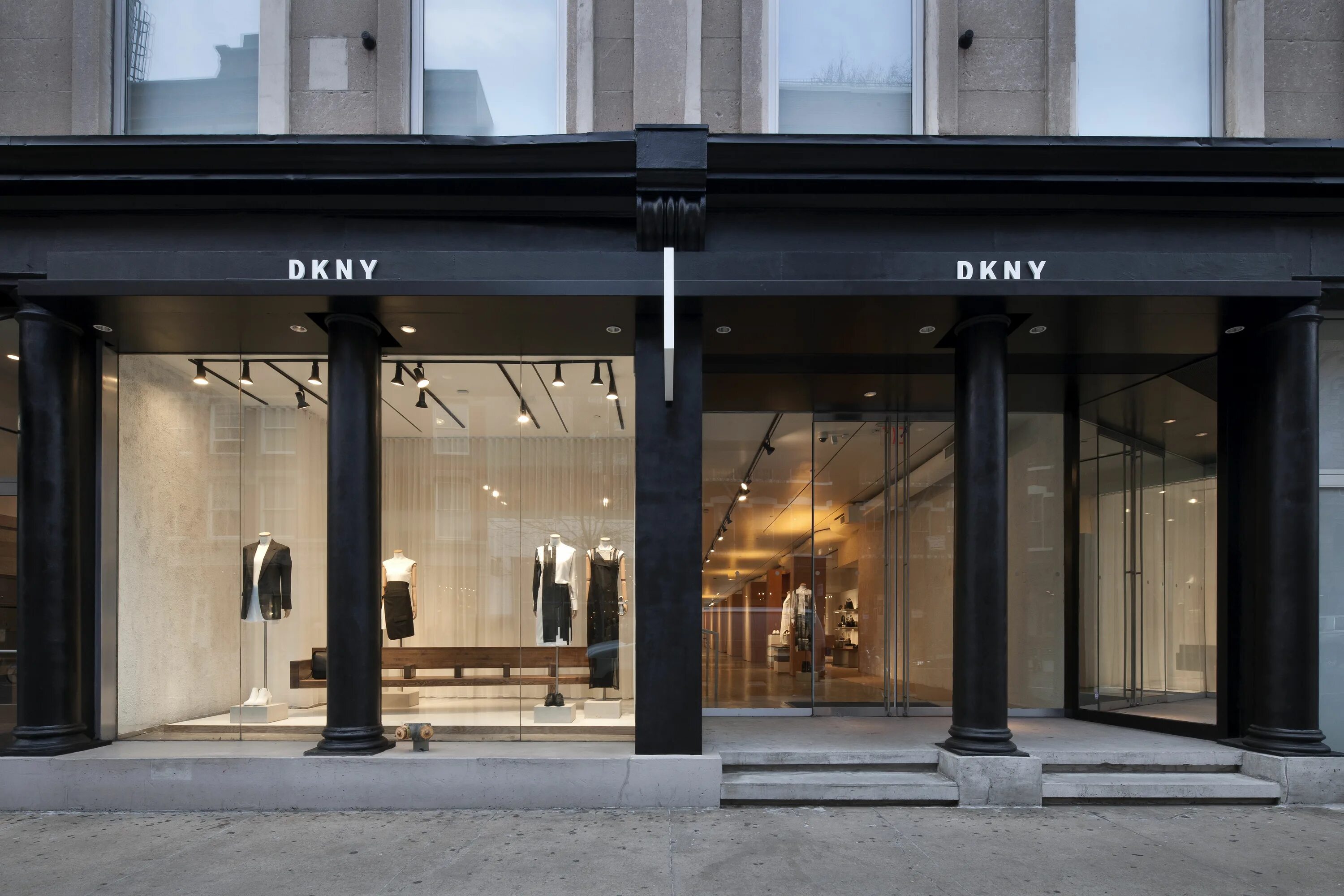 DKNY Soho. Нью-Йорк Сохо архитектура. DKNY витрина. DKNY бутик.